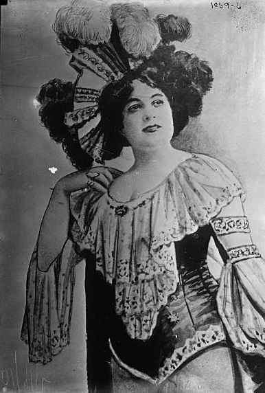 Belle Elmore in show costume.